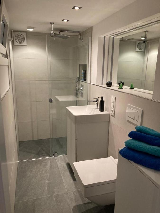 Appartement Schickes In Duesseldorf- Flehe *